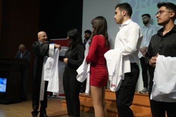 Adıyaman Üniversitesi Tıp Fakültesi Dönem 1 öğrencileri için Beyaz Önlük Giyme Töreni düzenlendi.